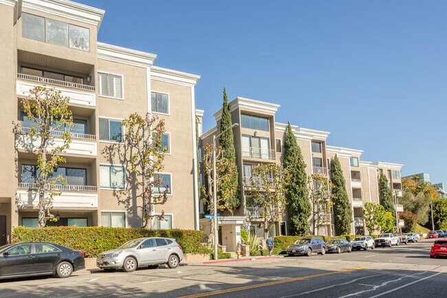 Foto del edificio - 8455 Fountain Ave
