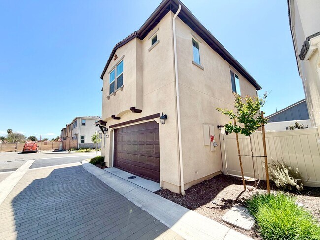 Foto del edificio - Turnkey Riverwalk Village 4 Bedroom Home with INCLUDED Solar, Upgrades & Prime Location