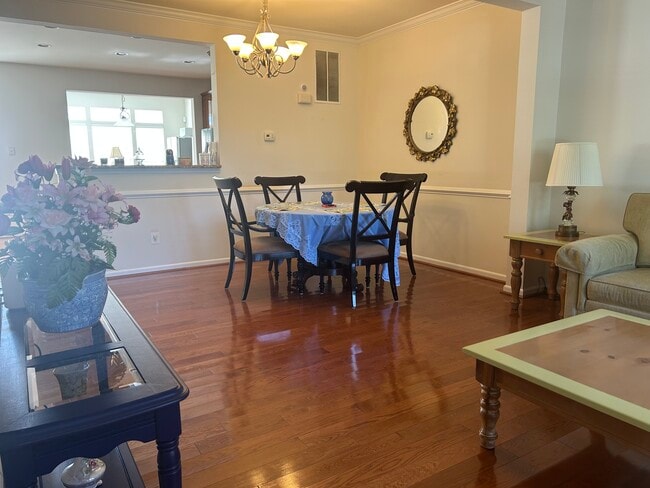 Foto del edificio - 930 Rainier Rd