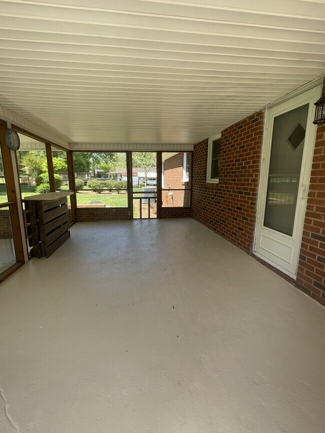 Building Photo - 138 Plaza Dr