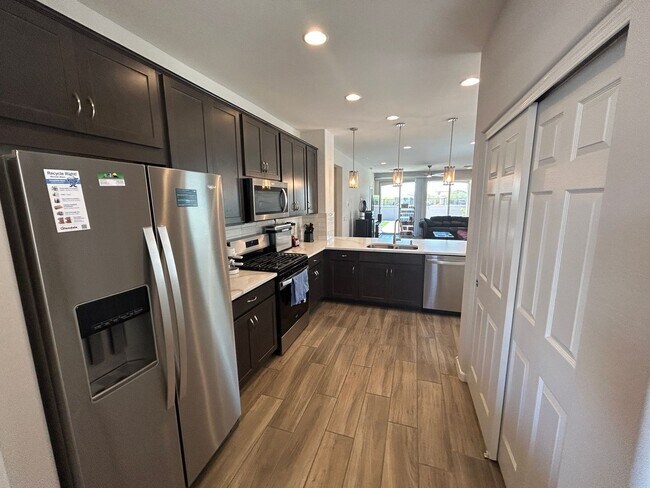 Foto del edificio - 17567 W Denton Ave