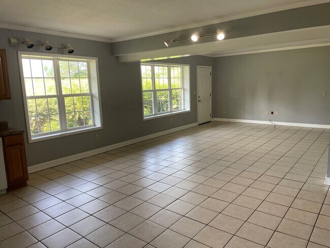 Foto del edificio - 3 BD 2 BA BRICK HOUSE!
