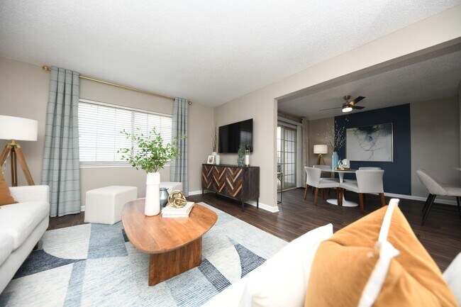Amplia sala de estar con pisos estilo madera. - Views of Brentwood