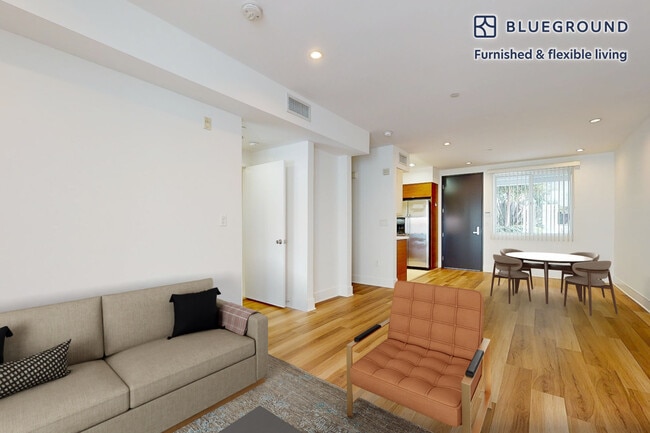 Foto del edificio - 220 E Broadway