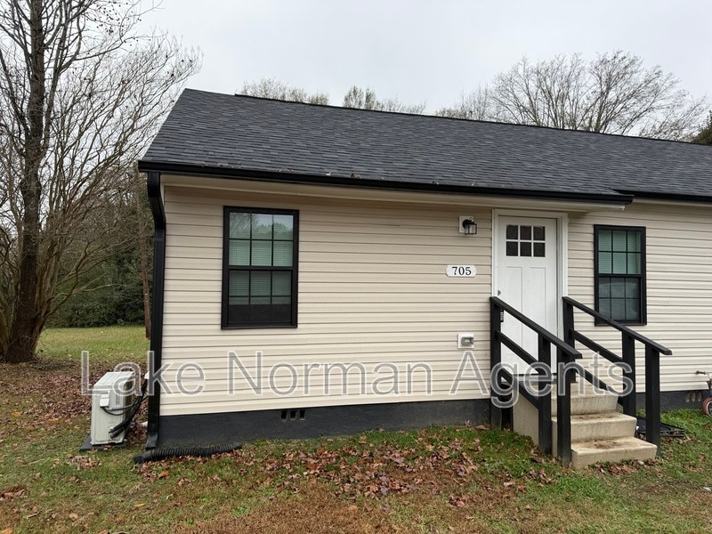 Foto principal - 705 N Main St