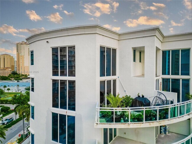 Foto del edificio - 3000 NE 188th St