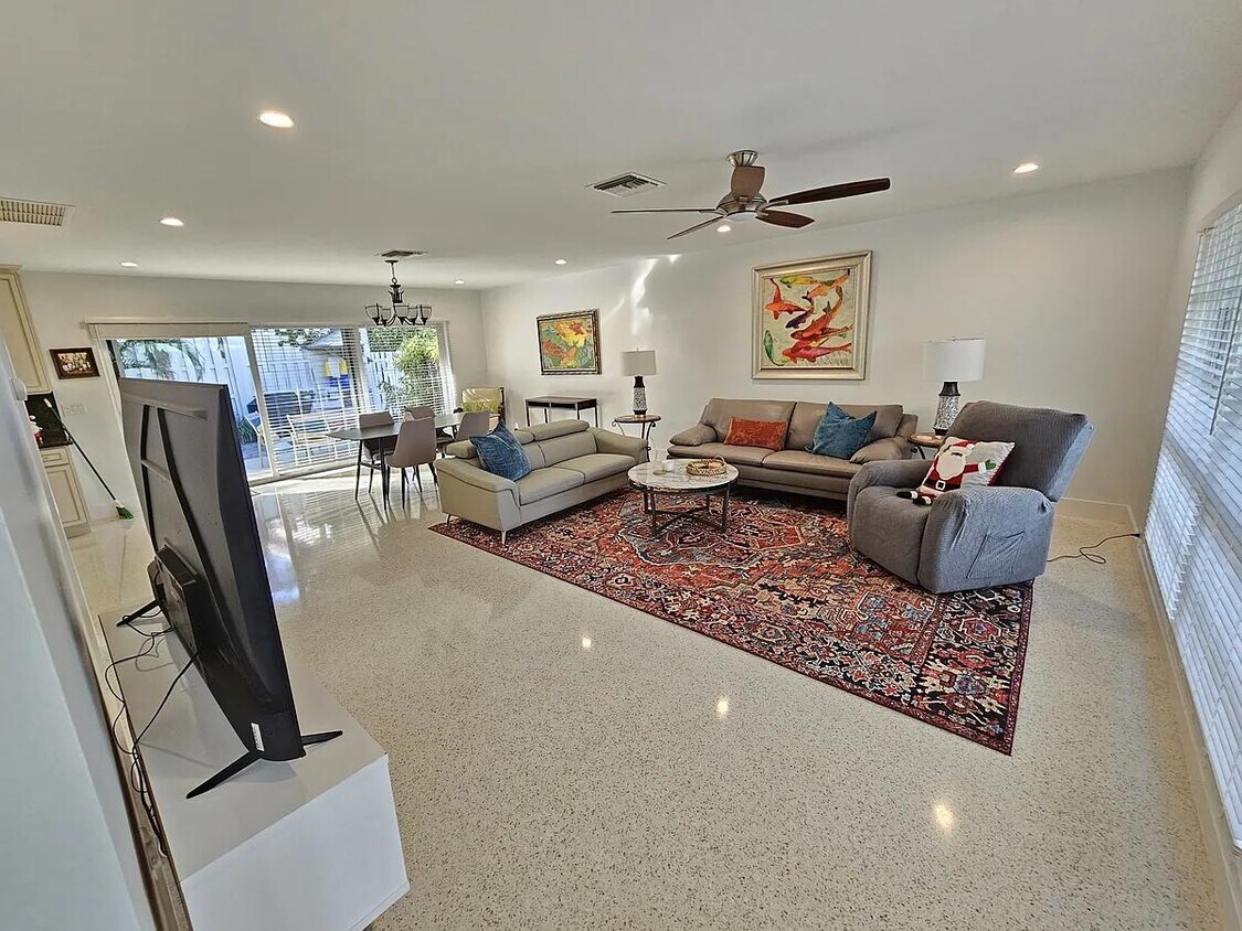 Primary Photo - 406 Venetian Dr