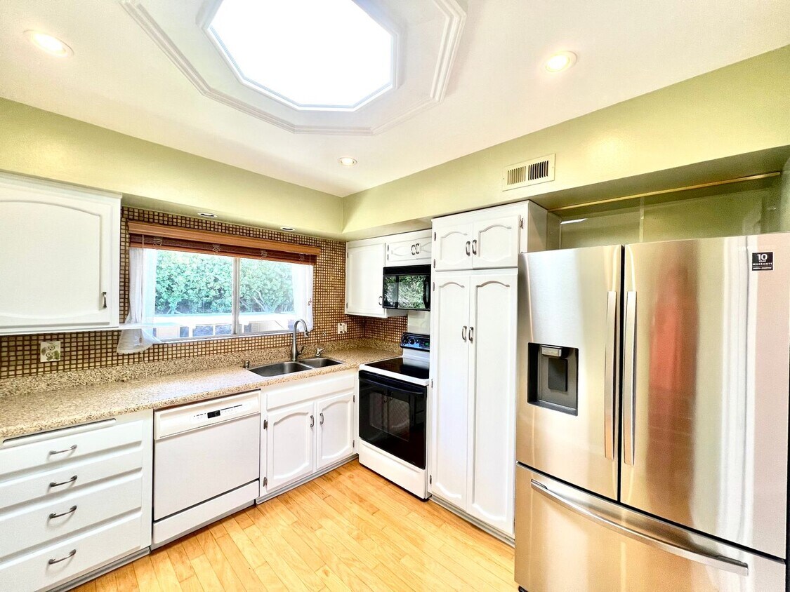 Primary Photo - Newly remodeled 2B/2BA condo available in ...