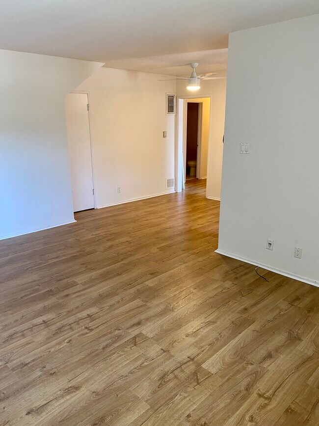 Sala de estar - 556 N Croft Ave