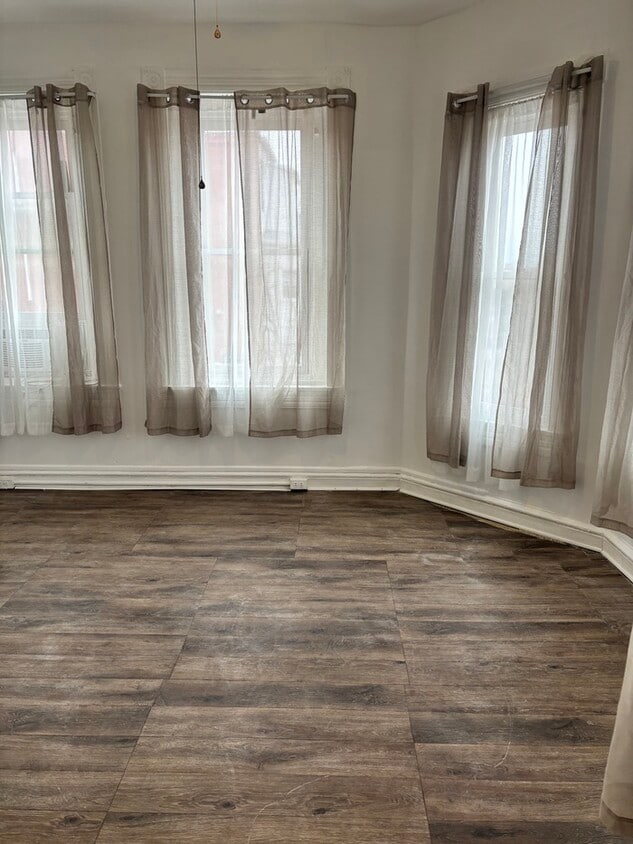 Foto del edificio - 2 Bedrooms Plus Den with Eat-in Kitchen