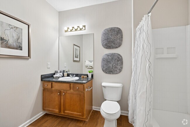Brookstone - 2 habitaciones, 2 baños - 1131 pies cuadrados - Baño principal - Walden at Chatham Center
