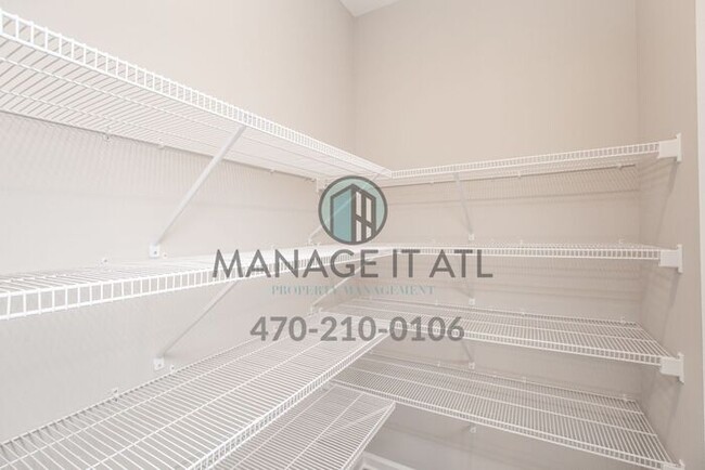 Building Photo - Beautiful 5 Bedroom House with a Master Bedroom on Main Floor