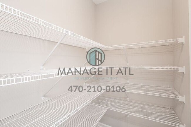 Foto del edificio - Beautiful 5 Bedroom House with a Master Bedroom on Main Floor