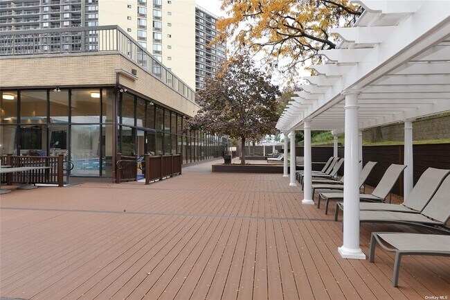 Building Photo - 1 Bay Club Dr