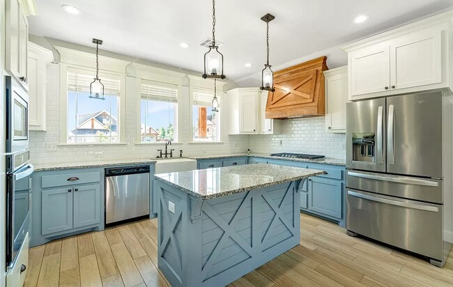 Building Photo - Stunning 3BD/2.5BTH Home in Mustang