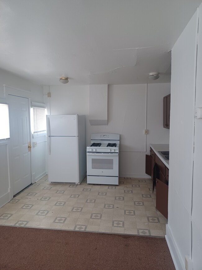 Building Photo - 423 8th St