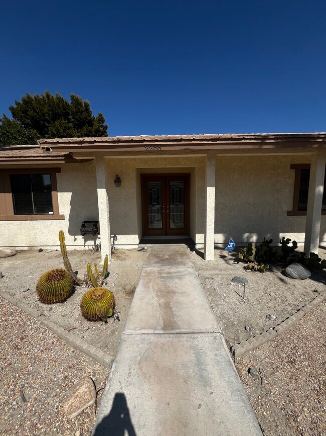 Foto del edificio - 2266 N Los Alamos Rd