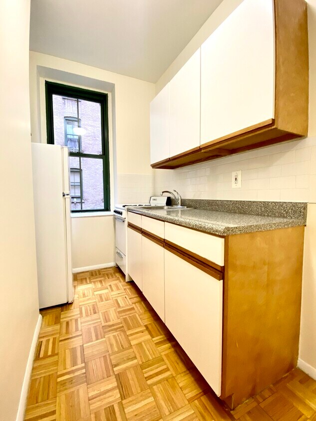 Primary Photo - 409 E 78th St