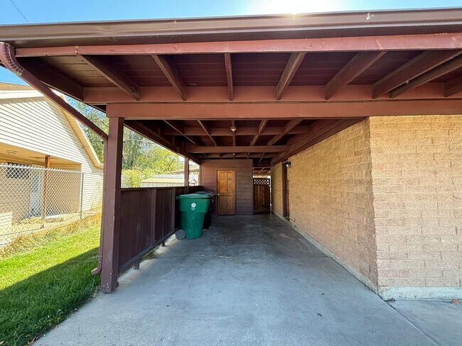 Building Photo - Spacious Home At End Of Quite Cul-De-Sac W...