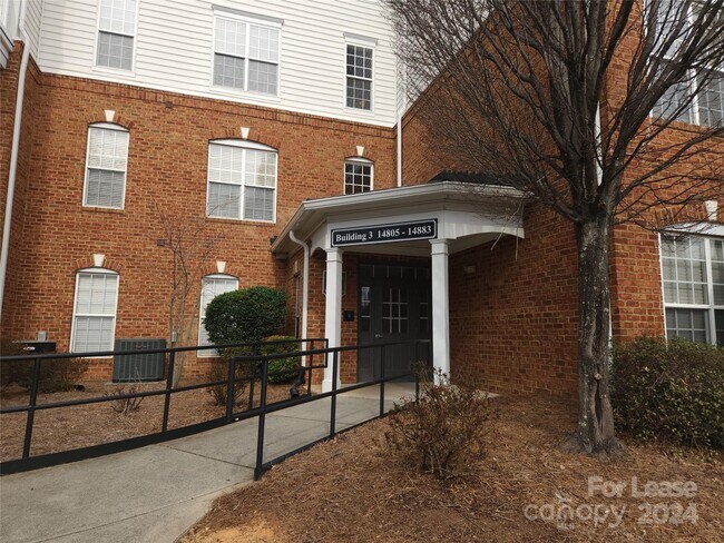 Foto del edificio - 14847 Santa Lucia Dr