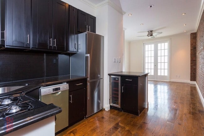 Photo - 635 E 6th St Apartment