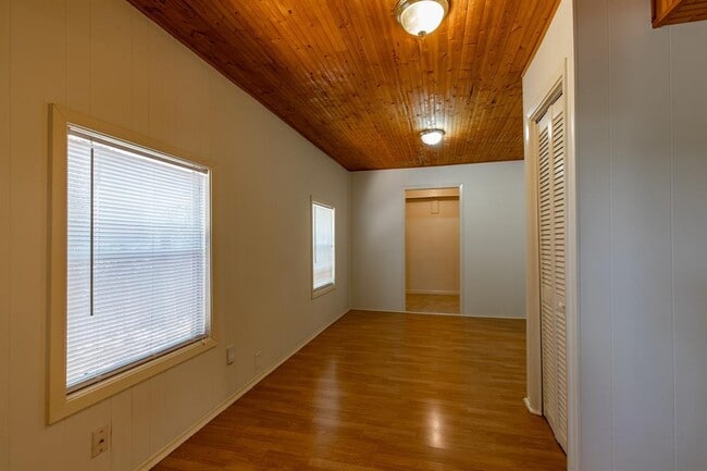 Building Photo - 5515 Roosevelt Ave