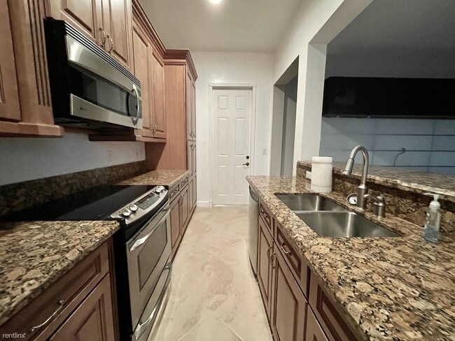 Building Photo - 3 br, 2.5 bath Townhome - 8339 NW 7th Ter