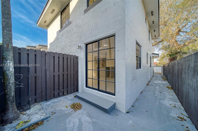 Foto del edificio - 821 NW 33rd Ave