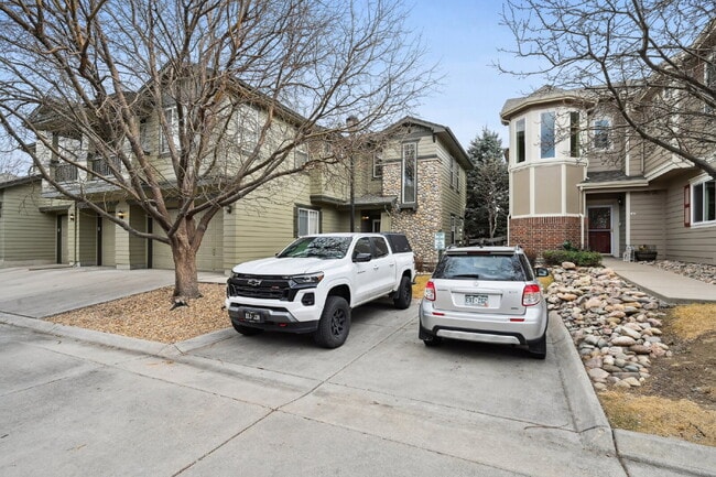 Building Photo - 3-Bed Townhouse with Open Floorplan, 2.5 Baths, and Fireplace in Rolling Hills!