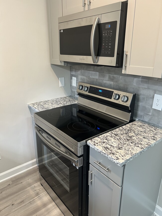Brand new electric stove - 908 Williams Rd