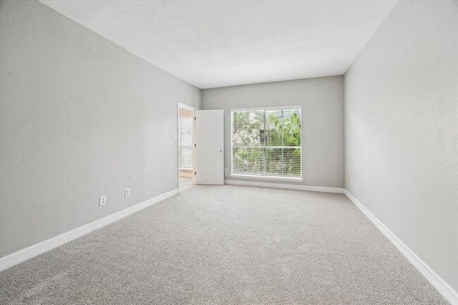 Building Photo - 2100 Tanglewilde St