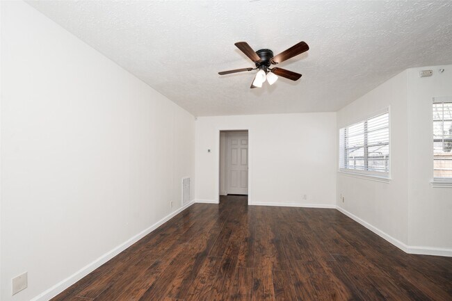 Foto del edificio - 5375 Little John Ln