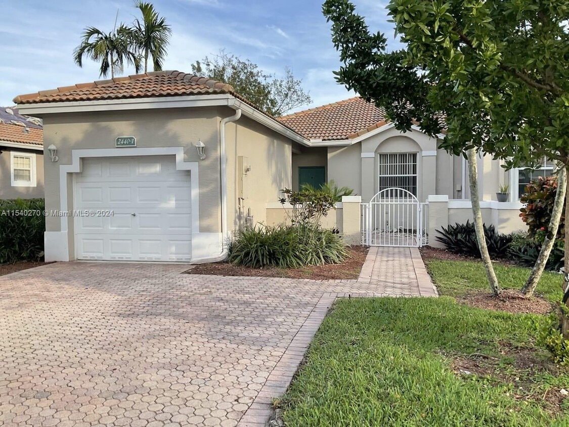 Primary Photo - 2440 E Aragon Blvd
