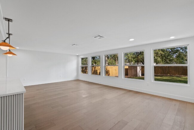 Building Photo - 1520 Villanova Dr