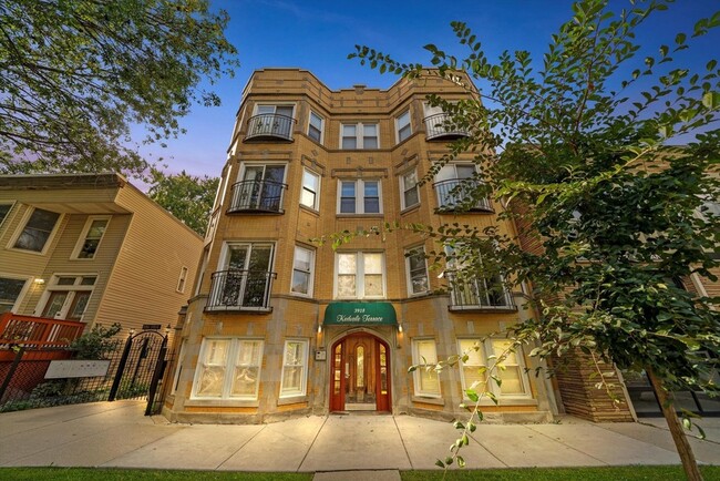 Building Photo - 3918 N Kedvale Ave