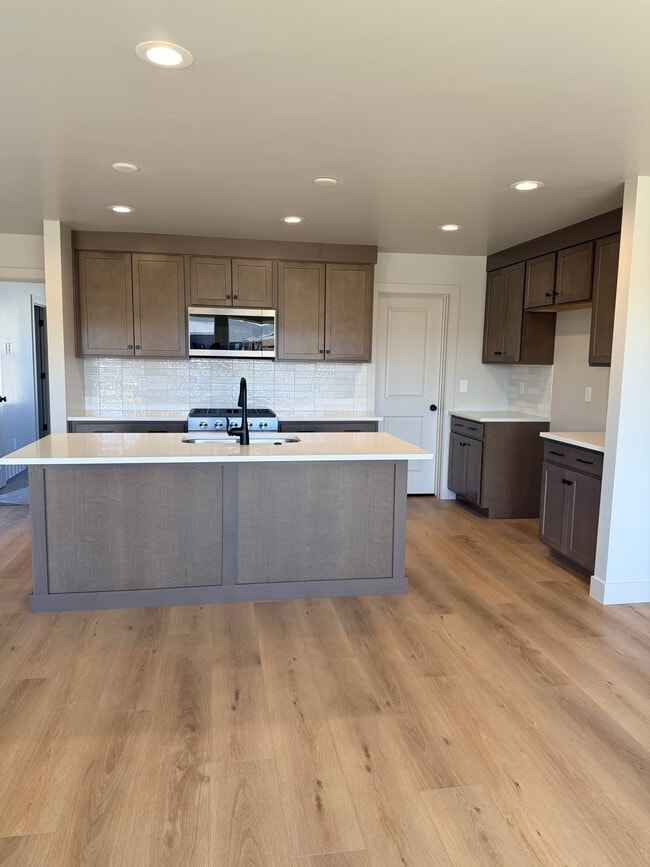 Foto del edificio - 7025 Woods Rose Dr