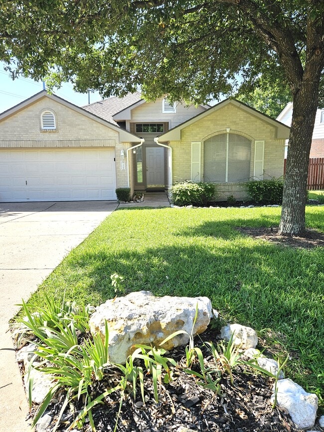Building Photo - 1002 Woodview Dr
