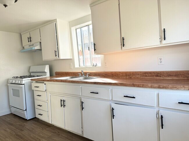 Foto del edificio - 678 N Brundage Ave