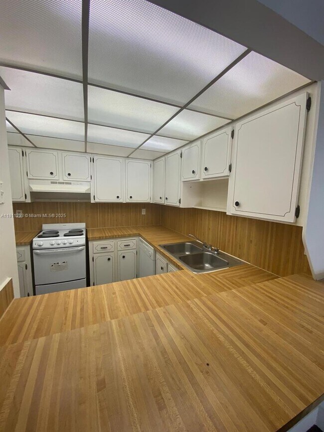 Building Photo - 6960 Miami Gardens Dr