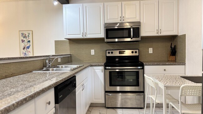 Building Photo - 5130 Las Verdes Cir