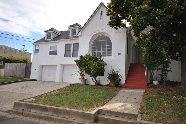 Building Photo - Beautiful and Charming 3 Bedroom 2 Bath Home in Vallejo with Views!