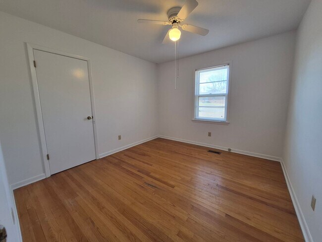 Building Photo - NEW LISTING!!!!!