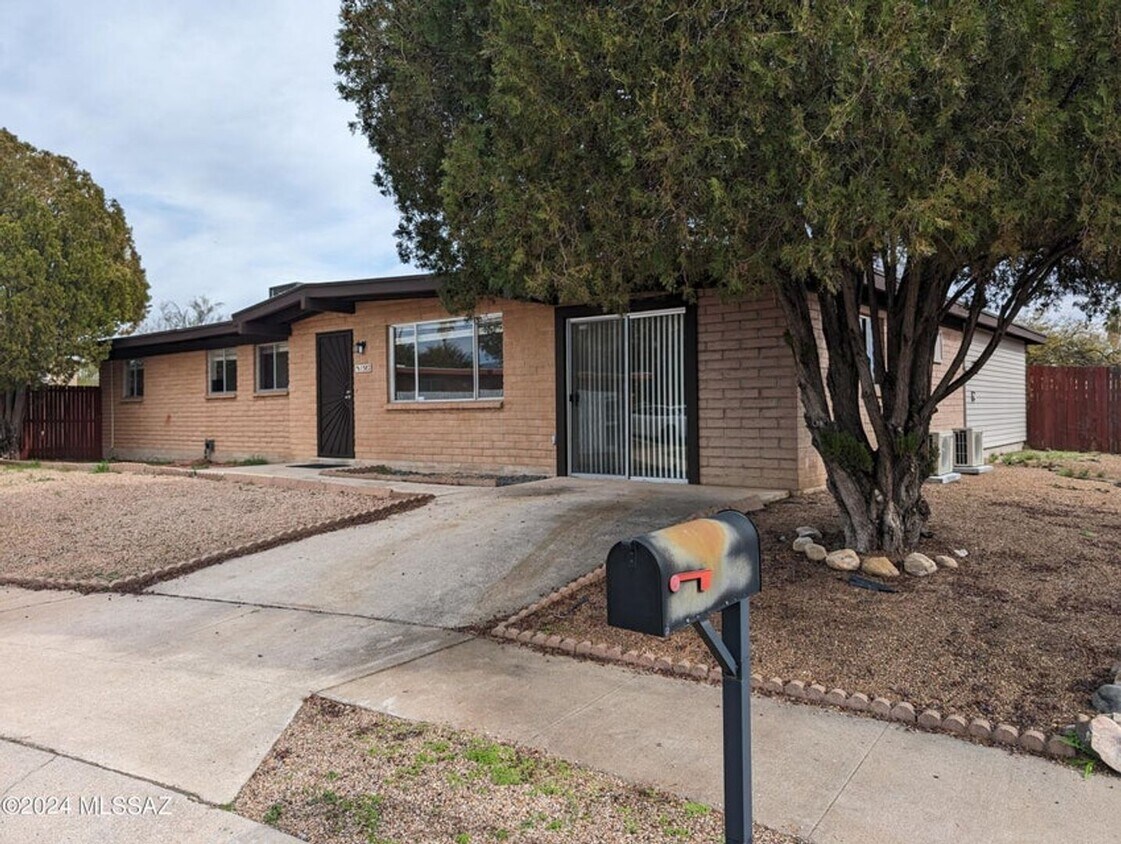 5 Bedroom Home in the Eastside. House Rental in Tucson, AZ