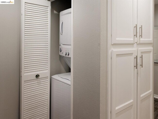 Washer/Dryer - 320 Caldecott Ln