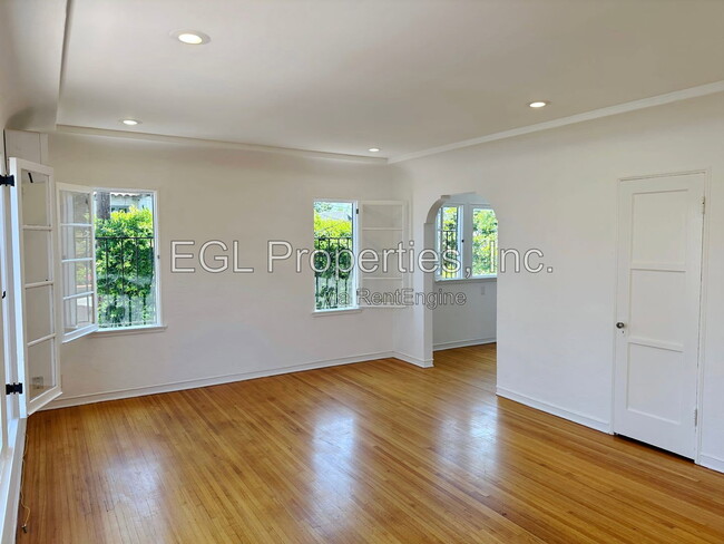 Building Photo - 1016 1/2 South Crescent Heights Boulevard