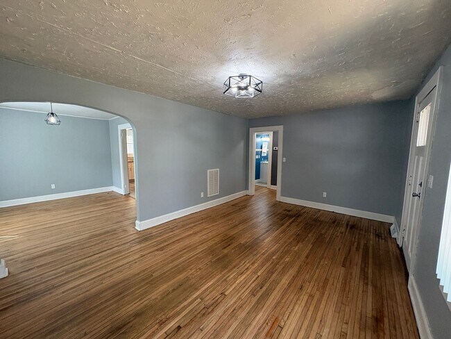 Foto del edificio - Charming 2/2 With Fenced In Backyard Move In Ready Now!