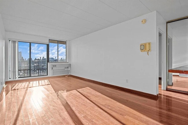 Building Photo - Stunning 1-Bedroom Condo Available Now