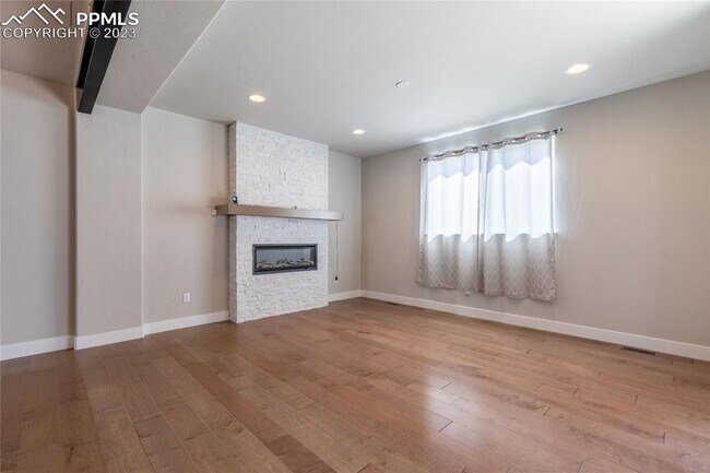 Building Photo - Like new Modern design! 3 bed, 4 bath, 2 c...