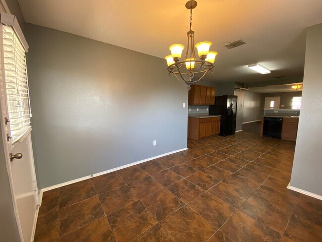 Building Photo - Great Floor Plan ~ Great Location ~ Lots o...