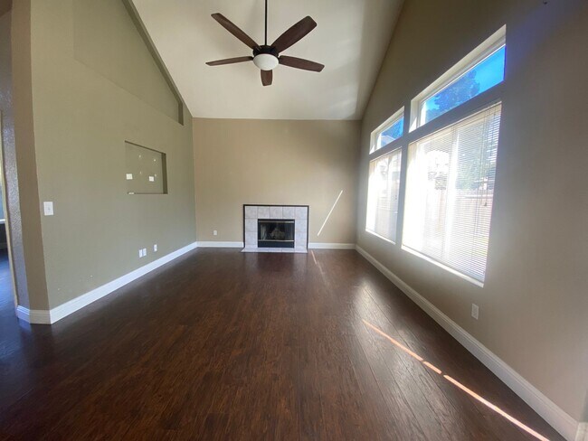 Foto del edificio - 3 Bedroom Home With A Bonus Room Downstair...